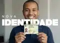 Homem sorrindo com a nova carteira de identidade brasileira em mãos, anunciando o atendimento por ordem de chegada até 22 de janeiro.