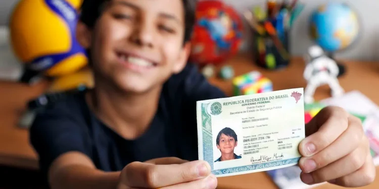 Criança com nova carteira de identidade brasileira, simplificando a abertura de conta bancária para crianças e adolescentes.