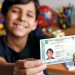 Criança com nova carteira de identidade brasileira, simplificando a abertura de conta bancária para crianças e adolescentes.