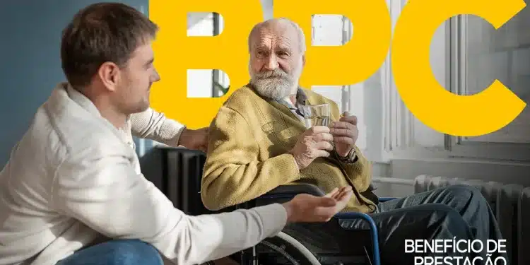 Homem jovem conversa com idoso em cadeira de rodas, ilustrando Benefício de Prestação Continuada (BPC)