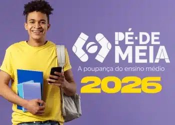 Estudante jovem sorrindo, segurando cadernos azuis e um celular, com uma mochila nas costas. Ao lado, o logotipo oficial "Pé-de-Meia: A poupança do ensino médio" e o ano "2026" em destaque sobre um fundo roxo.