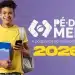 Estudante jovem sorrindo, segurando cadernos azuis e um celular, com uma mochila nas costas. Ao lado, o logotipo oficial "Pé-de-Meia: A poupança do ensino médio" e o ano "2026" em destaque sobre um fundo roxo.