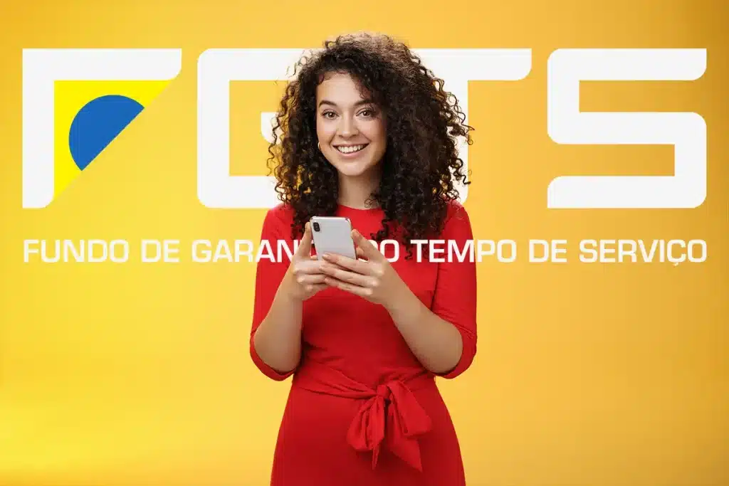 Mulher jovem sorridente, com cabelos cacheados e vestido vermelho, segurando um celular branco com as duas mãos. Ao fundo, uma parede amarela com o logotipo branco do FGTS (Fundo de Garantia do Tempo de Serviço) em destaque.