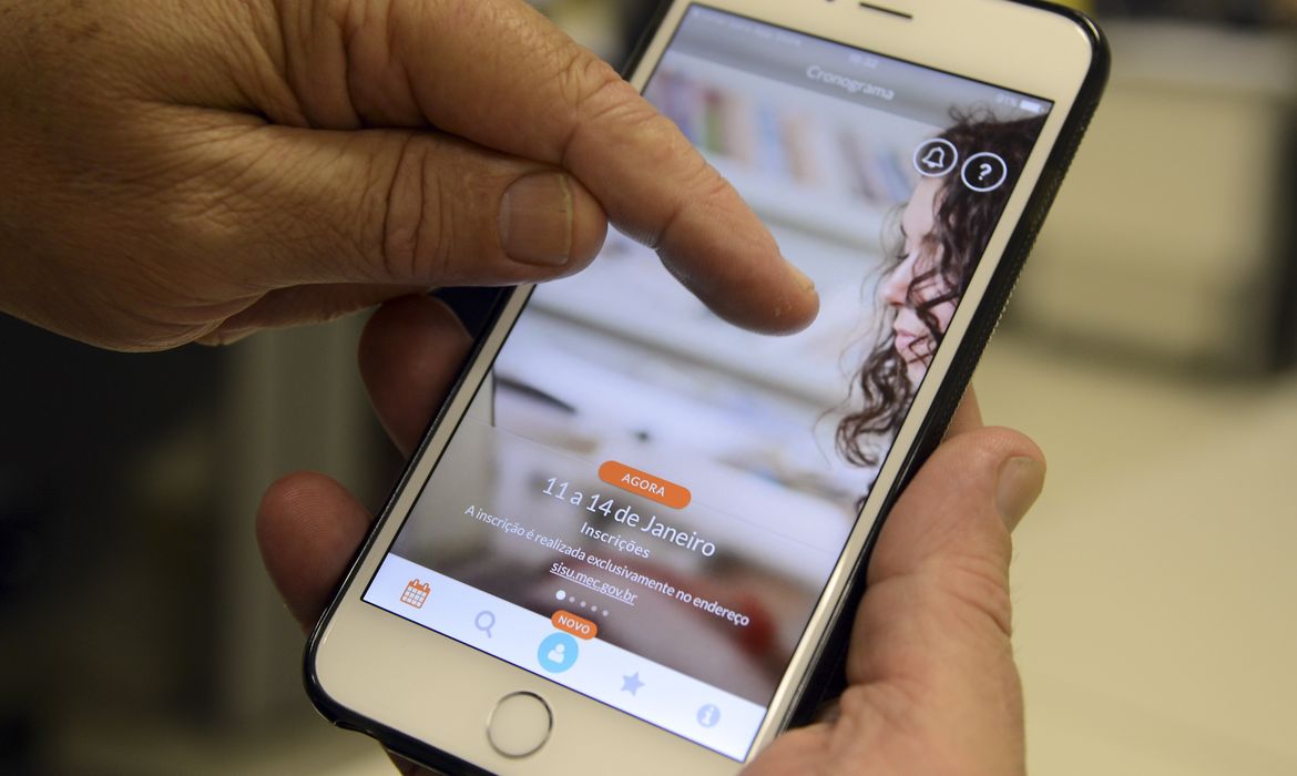 Tela de monitor exibindo o endereço sisu.mec.gov.br e o botão de acesso gov.br, com o logotipo do Sistema de Seleção Unificada em destaque no canto inferior.