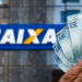 Mão segurando várias cédulas de 100 reais com logo da Caixa Econômica ao fundo desfocado.