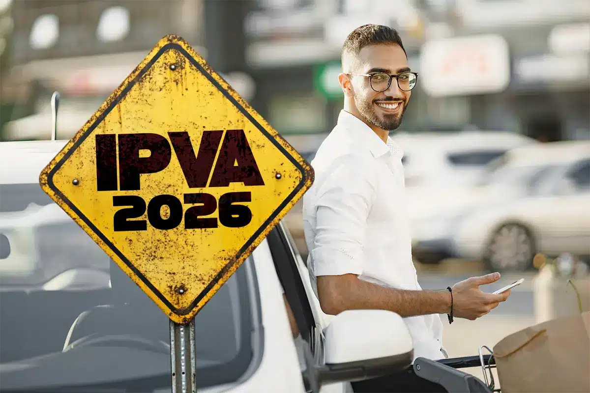 Homem sorrindo ao lado de um carro, com uma placa de trânsito destacando 'IPVA 2026'.