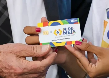 Cartão do programa Pé-de-Meia, mostrando a possibilidade de atualização do CadÚnico em 2026 para garantir pagamentos mensais.