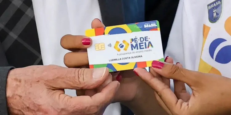 Cartão do programa Pé-de-Meia, mostrando a possibilidade de atualização do CadÚnico em 2026 para garantir pagamentos mensais.