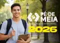 Jovem sorrindo ao lado do logotipo do Pé-de-Meia 2026, com o fundo ao ar livre em um ambiente acadêmico.