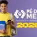 Estudante do ensino médio sorrindo enquanto segura materiais escolares e um celular, com o logo do programa Pé-de-Meia 2026 ao fundo.