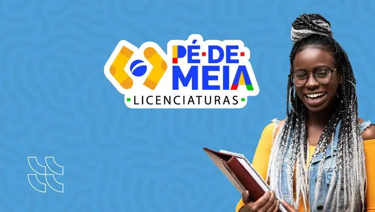 Estudante universitária negra sorrindo com livros, em frente ao logo do Pé-de-Meia Licenciaturas.
