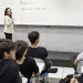 Professora ensinando redação para jovens estudantes em sala de aula