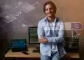 Profissional trabalhando em programação de software, destacando a profissão de desenvolvedor de software, uma carreira promissora sem faculdade.