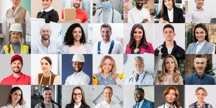 Mosaico colorido com fotos de 28 profissionais diferentes, incluindo médicos, engenheiros, mecânicos, cozinheiros e executivos, sorrindo em seus ambientes de trabalho.