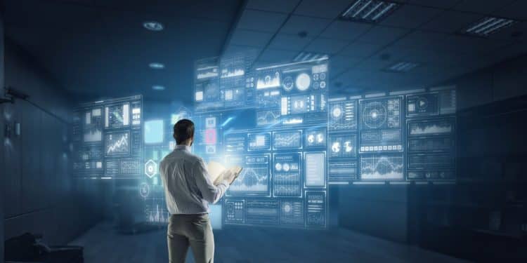 Homem observando telas holográficas com gráficos e dados, simbolizando profissões tecnológicas e analíticas em crescimento silencioso.