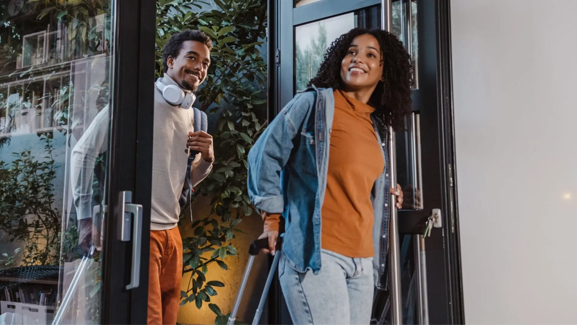 Casal entrando em uma casa de aluguel por temporada, simbolizando as novas regulamentações sobre a tributação do setor.