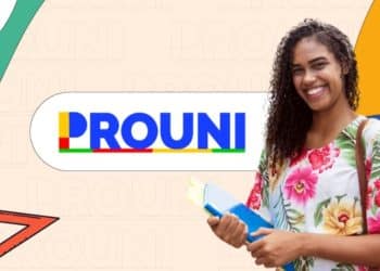 Estudante sorridente segurando livros, representando o processo seletivo do Prouni 2026.