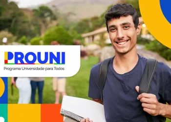Estudante sorrindo com material escolar, em ambiente externo, destacando o programa Prouni 2026.