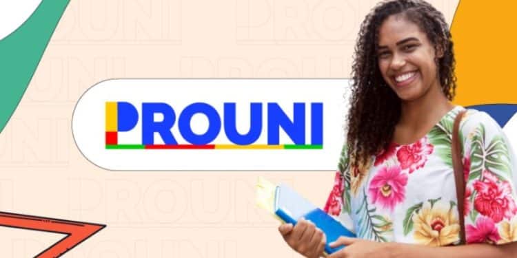 Estudante sorridente segurando livros, representando o processo seletivo do Prouni 2026.