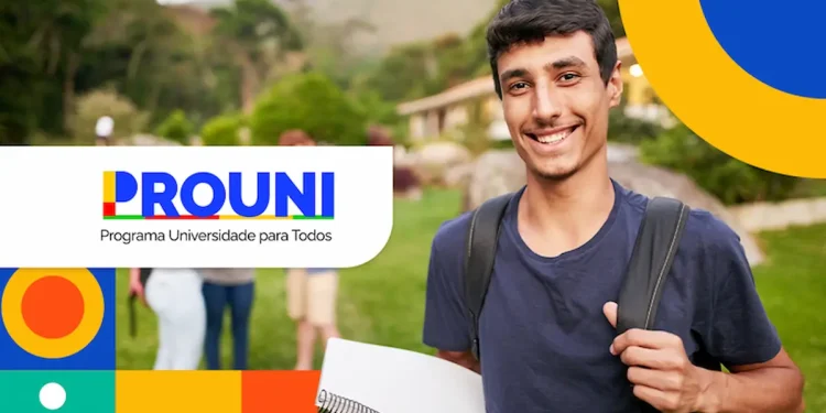 Estudante sorrindo com material escolar, em ambiente externo, destacando o programa Prouni 2026.