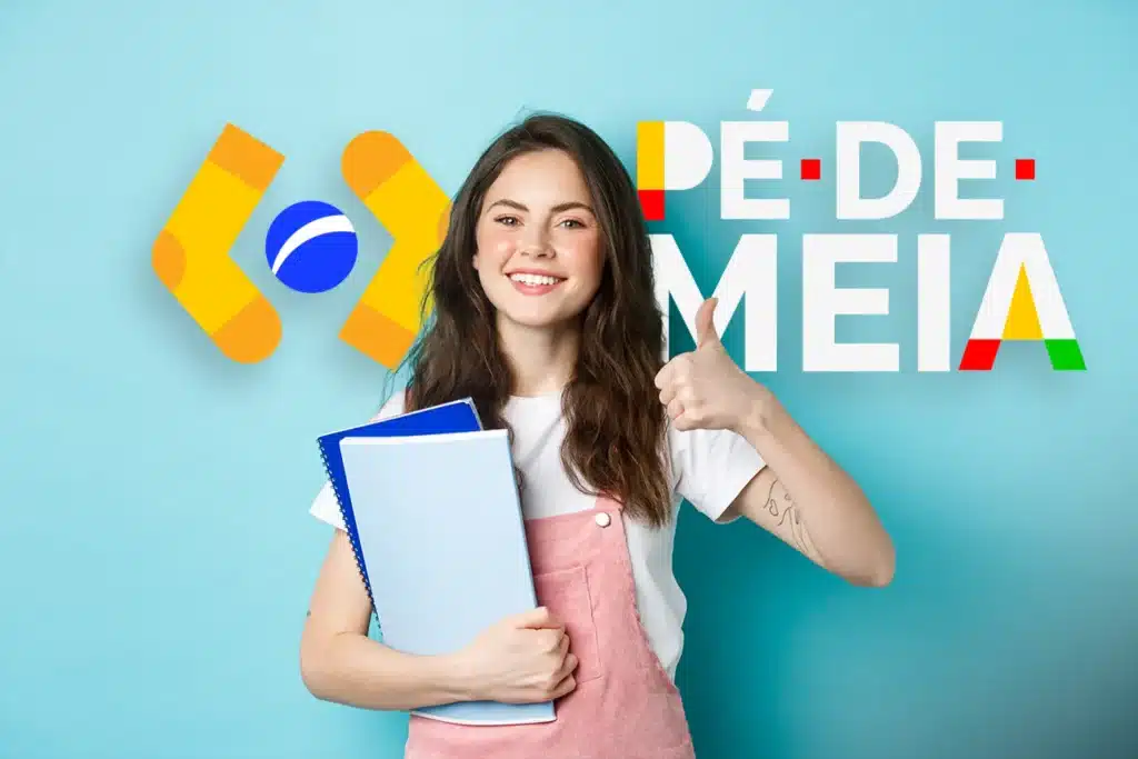 Estudante segurando cadernos e com sorriso, fazendo um gesto de positivo, com o logo do programa Pé-de-Meia ao fundo.