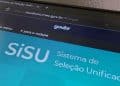Tela de computador exibindo o portal oficial do SiSU (Sistema de Seleção Unificada). No centro, o logotipo "SiSU" em branco sobre um fundo azul claro e, acima, a barra de navegação do navegador com o endereço sisu.mec.gov.br e o logo do portal gov.br.