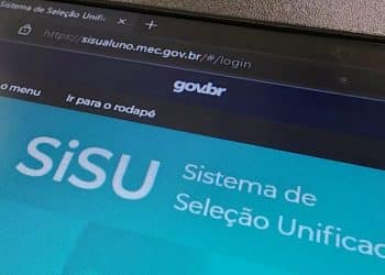 Tela de computador exibindo o portal oficial do SiSU (Sistema de Seleção Unificada). No centro, o logotipo "SiSU" em branco sobre um fundo azul claro e, acima, a barra de navegação do navegador com o endereço sisu.mec.gov.br e o logo do portal gov.br.