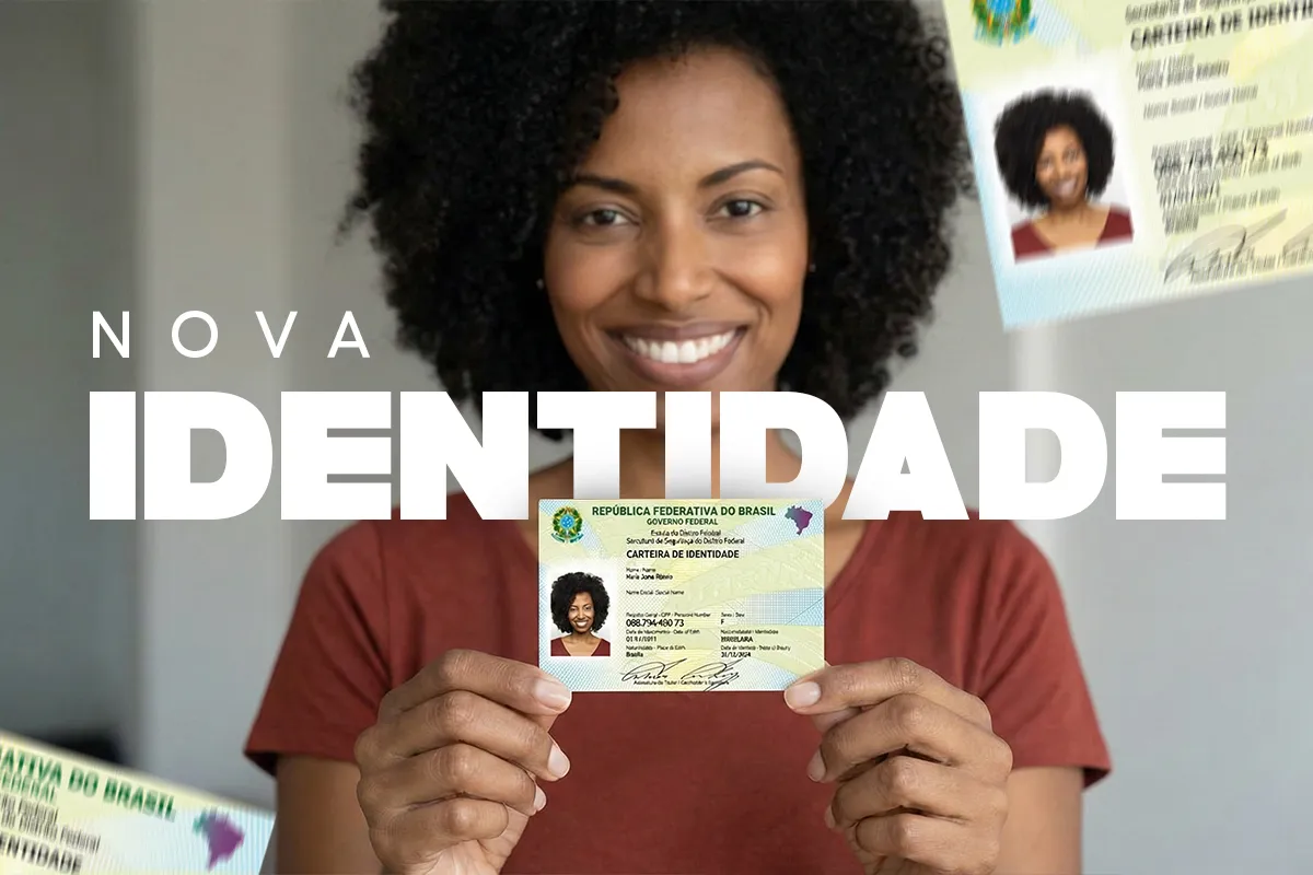 Mulher sorrindo enquanto segura a nova Carteira de Identidade Nacional, com um fundo neutro.