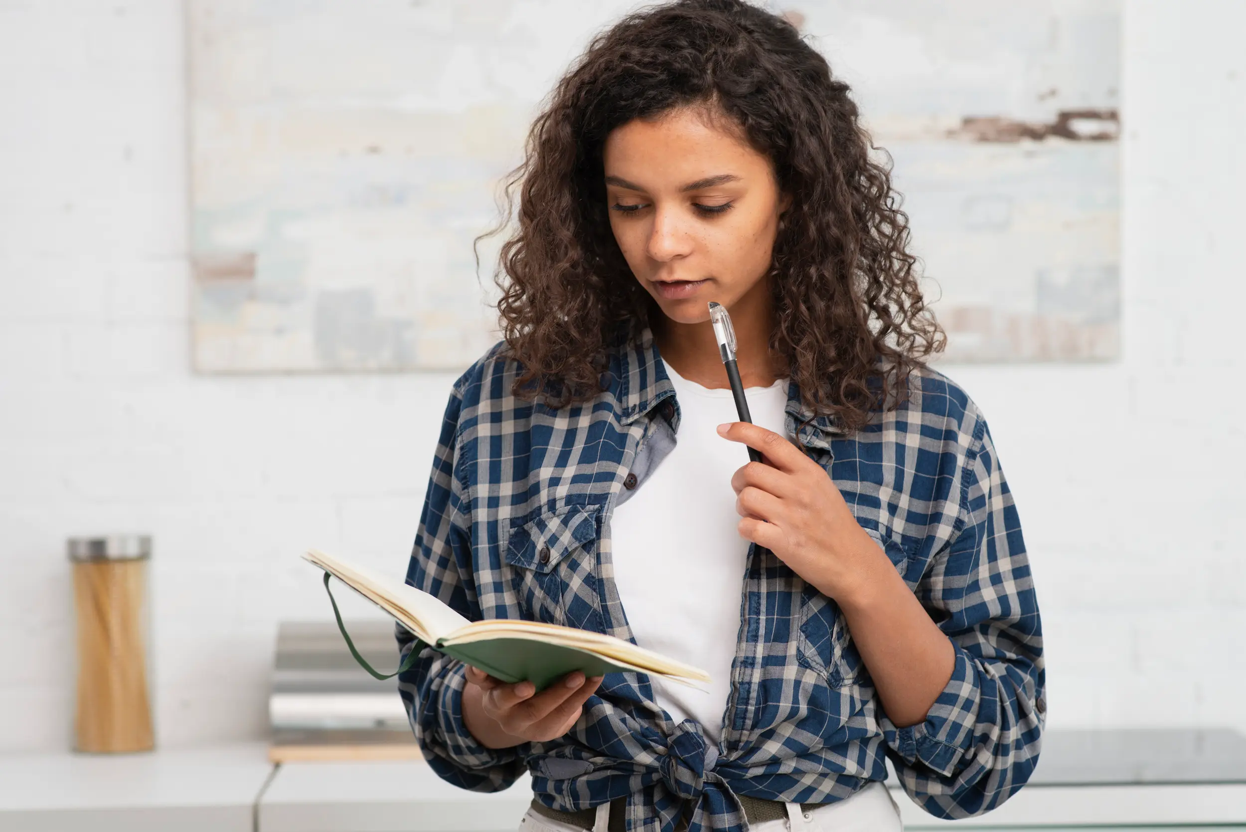 Pessoa utilizando um planejador digital para gerenciar suas responsabilidades, refletindo uma abordagem organizada.
