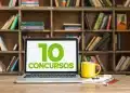 Laptop em mesa exibe “10 concursos” ao lado de caneca amarela e cadernos, com estante de livros ao fundo.