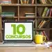 Laptop em mesa exibe “10 concursos” ao lado de caneca amarela e cadernos, com estante de livros ao fundo.