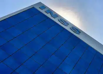 Fachada de prédio moderno do INSS relacionada ao pagamento do 13º salário em 2026.