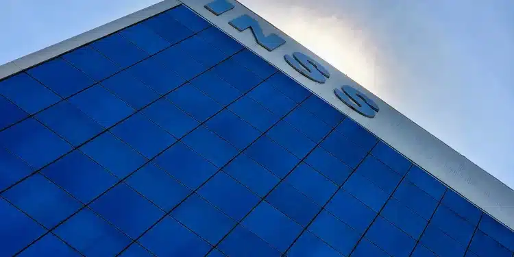 Fachada de prédio moderno do INSS relacionada ao pagamento do 13º salário em 2026.