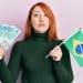 Mulher segurando dinheiro e bandeira do Brasil.