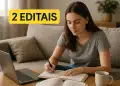 Mulher estudando em casa com notebook, livros e caneca ao lado, texto '2 editais' destacado.