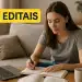 Mulher estudando em casa com notebook, livros e caneca ao lado, texto '2 editais' destacado.