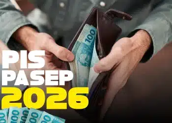 Mãos segurando carteira aberta cheia de notas de cem reais com destaque para PIS/PASEP 2026.