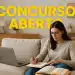 Mulher estudando em casa com notebook e livros, texto 'Concurso Aberto' ao fundo