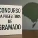 Placa com os dizeres Concurso da Prefeitura de Gramado.