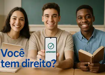 Três estudantes sorrindo, com um deles segurando um celular com a mensagem 'Aprovado' na tela.