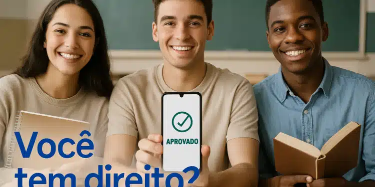 Três estudantes sorrindo, com um deles segurando um celular com a mensagem 'Aprovado' na tela.