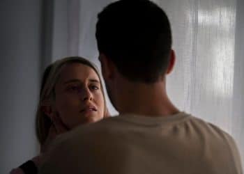 Mulher com expressão tensa em um confronto, ilustrando o impacto emocional de frases narcisistas em relações afetivas.