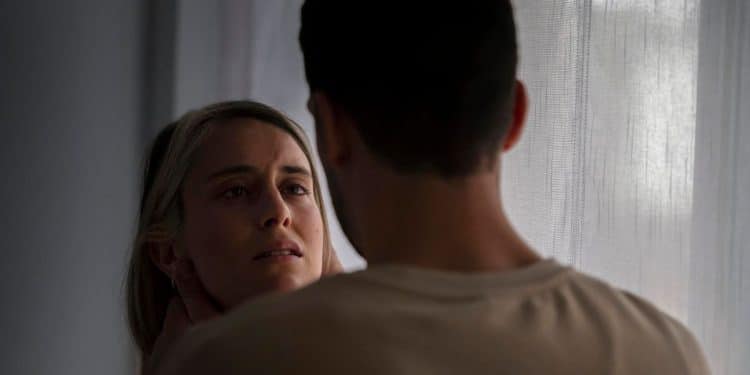 Mulher com expressão tensa em um confronto, ilustrando o impacto emocional de frases narcisistas em relações afetivas.