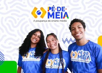 Três novos beneficiários do programa Pé-de-Meia, sorrindo e usando camisetas com o logo do programa em um fundo com formas geométricas.