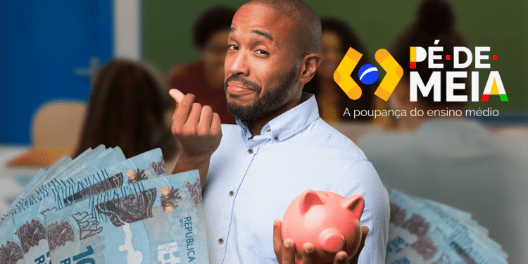 Homem sorri segurando cofre rosa e notas de R$ 100 com fundo de sala de aula e logo Pé-de-Meia.