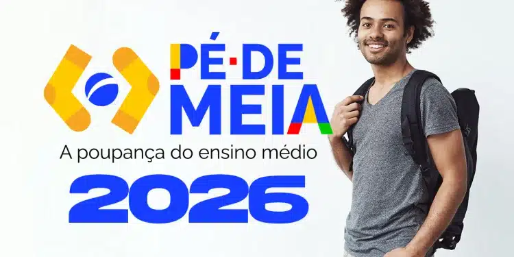Estudante sorridente com mochila posando ao lado do logo do Pé-de-Meia 2026;