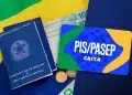 Carteira de trabalho, notas de cem reais, moedas e cartão PIS/Pasep sobre bandeira do Brasil.