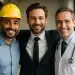 Três homens sorrindo, um com capacete de obra, outro de terno e um trajando jaleco com estetoscópio.