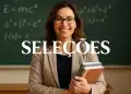 Professora sorridente segurando livros na frente de um quadro-negro, com a palavra 'SELEÇÕES' em destaque,