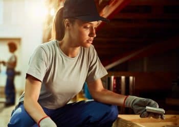 Profissional feminina realizando trabalho manual qualificado que paga bem em 2026